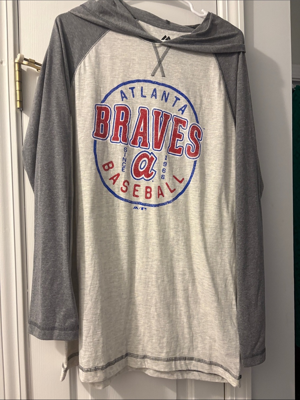 Majestic Atlanta Braves Long Sleeve hoodie T-shirt gray with blue and red logo